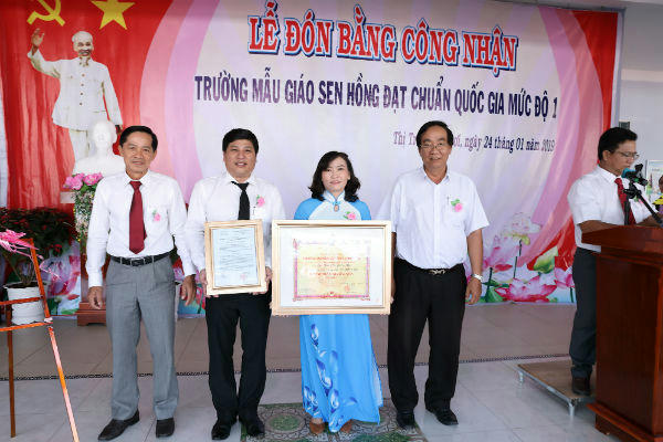 Ông Tạ Thanh Vũ - Phó Chủ tịch huyện (trái); Ông Lê Thanh Liêm - PGĐ Sở GD&ĐT 