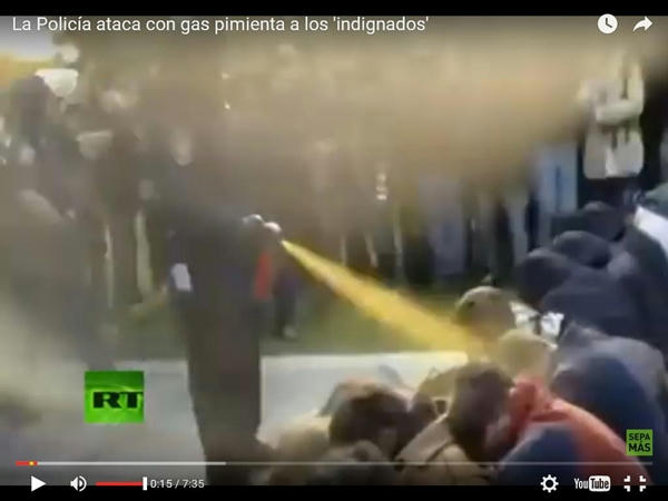 Policía-ataca-a-los-Indignados-con-gas-pimienta-en-la-cara,-durante-una-protesta-pacífica-en-Estados-Unidos