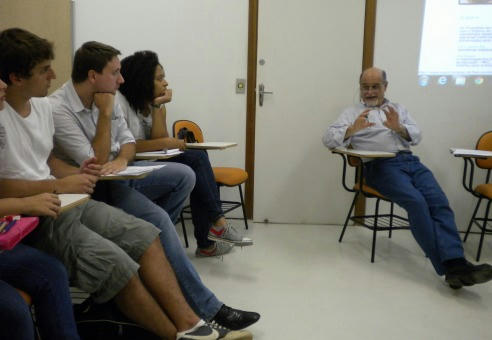 Prof. Ismar fala &agrave; turma sobre a parceria com o Cenpec