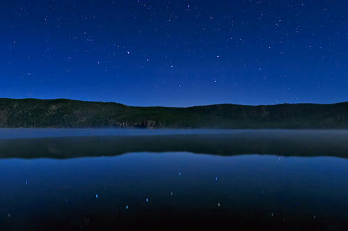 hvězdn&aacute; noc nad jezerem