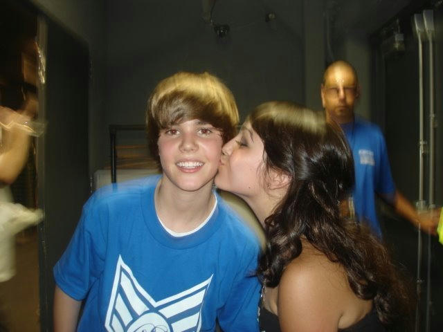 Justin Bieber Kissing Fan Backstage. Here is me kissing Justin.