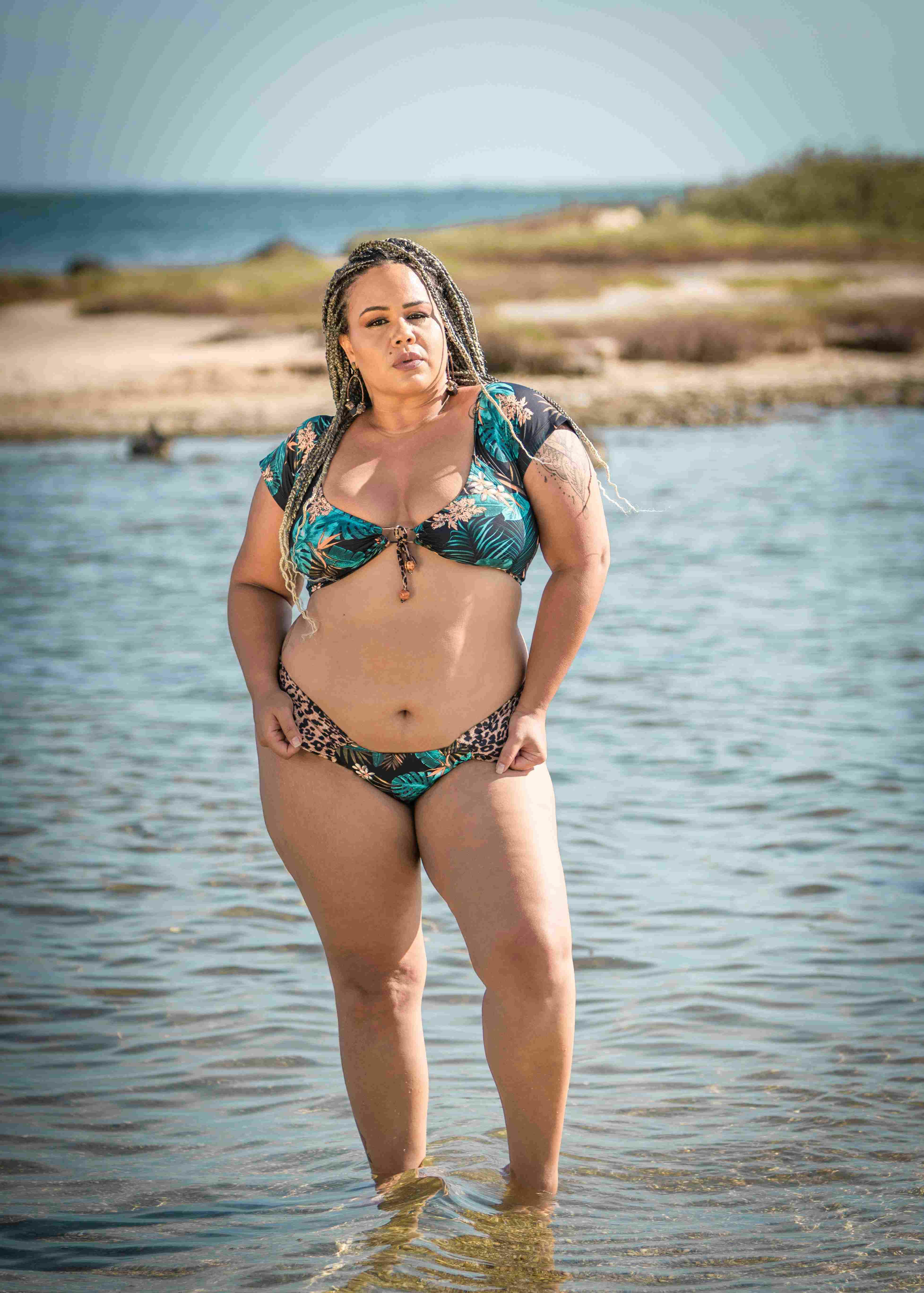 Conjunto biquíni plus size fio dental, com cropped e calcinha, do tamanho 46/48 ao 54/56. A calcinha é fio dental, extremamente confortável. Conjunto biquíni plus size fio dental, com cropped e calcinha, do tamanho 46/48 ao 54/56. A calcinha é fio dental, extremamente confortável.