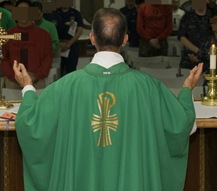 El-sacerdote-católico-señalado-de-haber-practicado-el-singular-ritual,-es-un-anciano-párroco-con-60-años-de-vida-clerical
