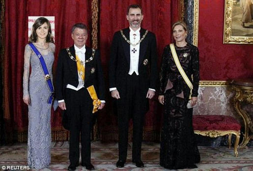  Otra foto Fake, es esta donde se ve a Anna Allen, con el presidente de Colombia Juan Manuel Santos y los Reyes de España, claro que esta no fue obra de la actriz sino de los usuarios de Internet 