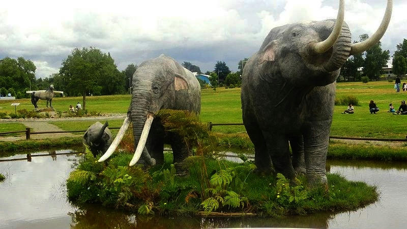 Esculturas de una manada de Gonfoterios en el Parque Pleistocénico de Osorno