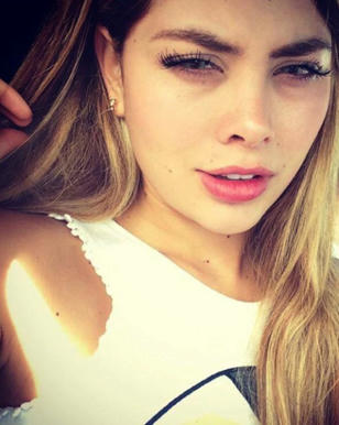  La sensual modelo colombiana Yeimi Pachón Rey fue arrestada y judicializada por el secuestro, tortura y hurto agravado del que fue víctima otra bomba sexy, la modelo Carolina Muñoz Chaparro. Las autoridades buscan ahora a la otra gemela Pachón Rey, Claudia, acusada de los mismos cargos que su hermana