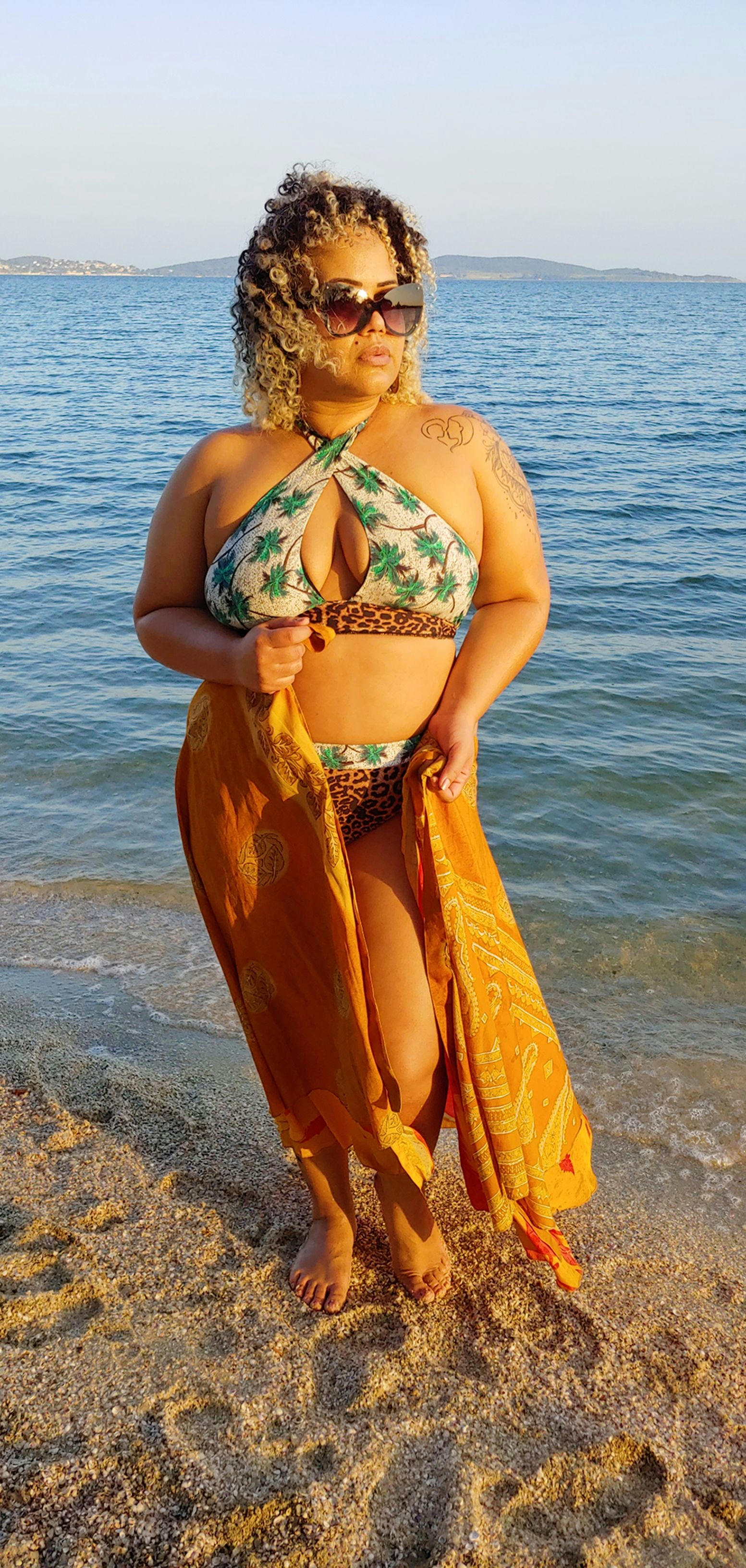 Conjunto biquíni plus size cropped, com sutiã e calcinha sungão com recorte e amarração nas costas. Do 46/48 ao 54/56. Produto premium. Conjunto biquíni plus size cropped, com sutiã e calcinha sungão com recorte e amarração nas costas. Do 46/48 ao 54/56. Produto premium.