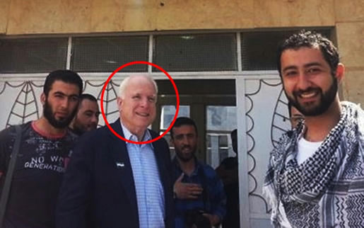 John-McCain,-n-un-círculo-rojo,-durante-su-estancia-ilegal-en-territorio-sirio