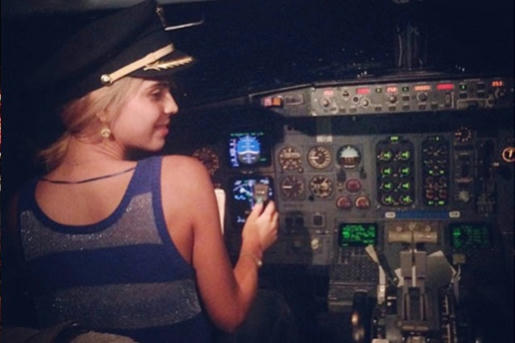 La-bella-actriz-mexicana-Samadhi-Zendejas,-también-causó-polémica-cuando-se-sentó-en-el-asiento-del-piloto-de-un-Boeing-737