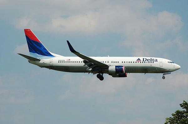 Pasajero intenta abrir puerta de avión en vuelo y azafata le da un botellazo