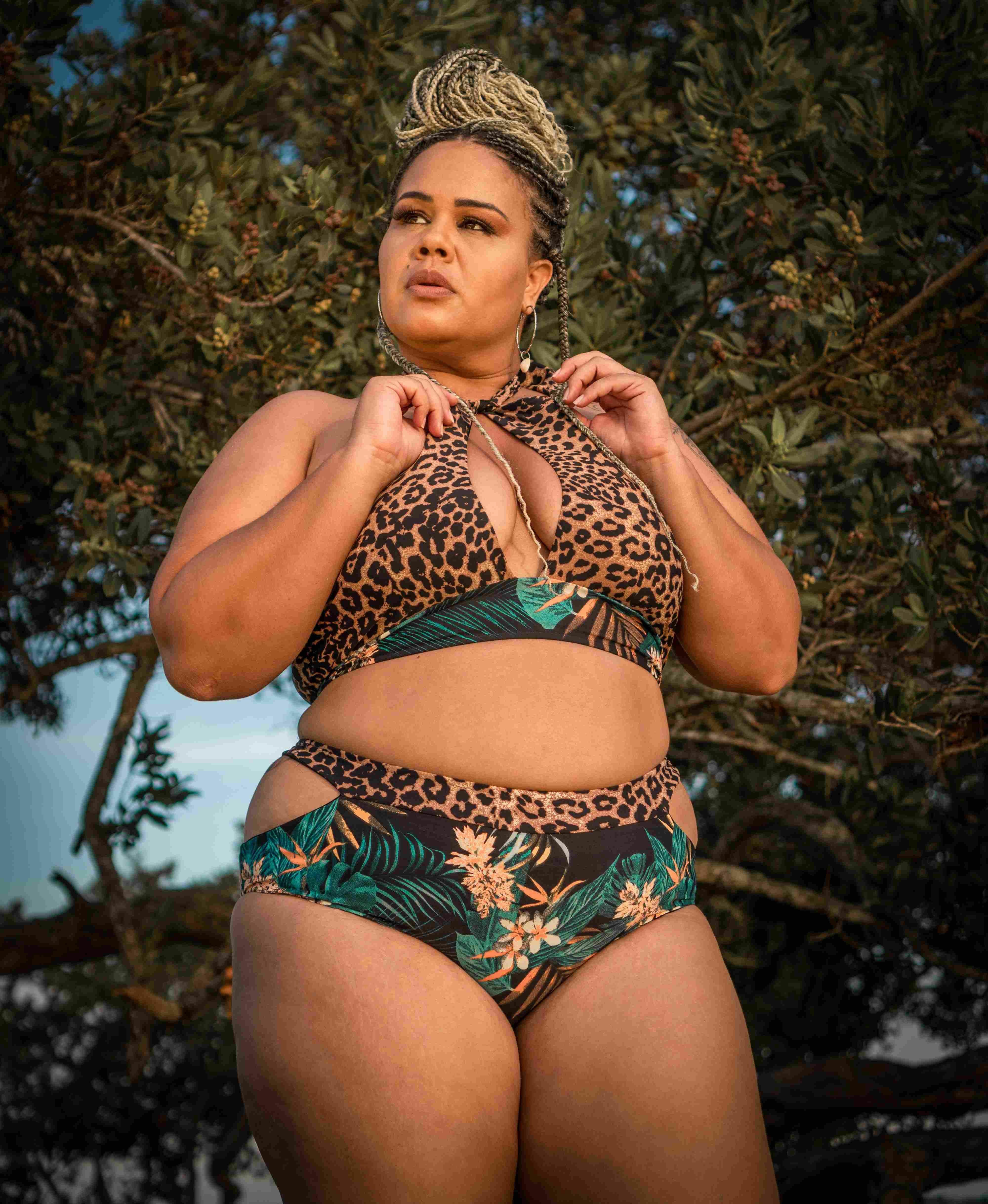 Conjunto biquíni plus size cropped, com sutiã e calcinha sungão com recorte e amarração nas costas. Do 46/48 ao 54/56. Produto premium. Conjunto biquíni plus size cropped, com sutiã e calcinha sungão com recorte e amarração nas costas. Do 46/48 ao 54/56. Produto premium.