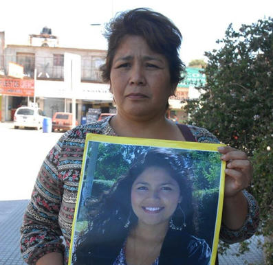  Jennifer del Carmen, vestía remera negra, pantalón jeans y zapatos negros ese lunes 23 de febrero de 2015, cuando salió de su casa en Sanabria al 5300 en Sourdeaux