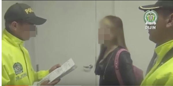  Los efectivos de Migración Colombia, esposaron a la modelo y la llevaron a través de los pasillos del aeropuerto capitalino hasta donde la entregaron a Unidades del Grupo Investigativo de Violencia contra la Mujer de la Dijin de la Policía, quienes le leyeron sus derechos y le notificaron la orden de captura en su contra 