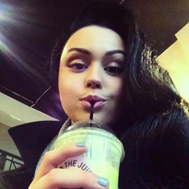 Viktoria-Modesta-nació-con-una-deformidad-en-su-pierna-izquierda,-tras-15-cirugías-reconstructivas-optó-por-amputársela-y-ahora-luce-prótesis-de-diseño-pop-y-surrealistas-con-las-cuales-triunfa-como-modelo-y-cantante