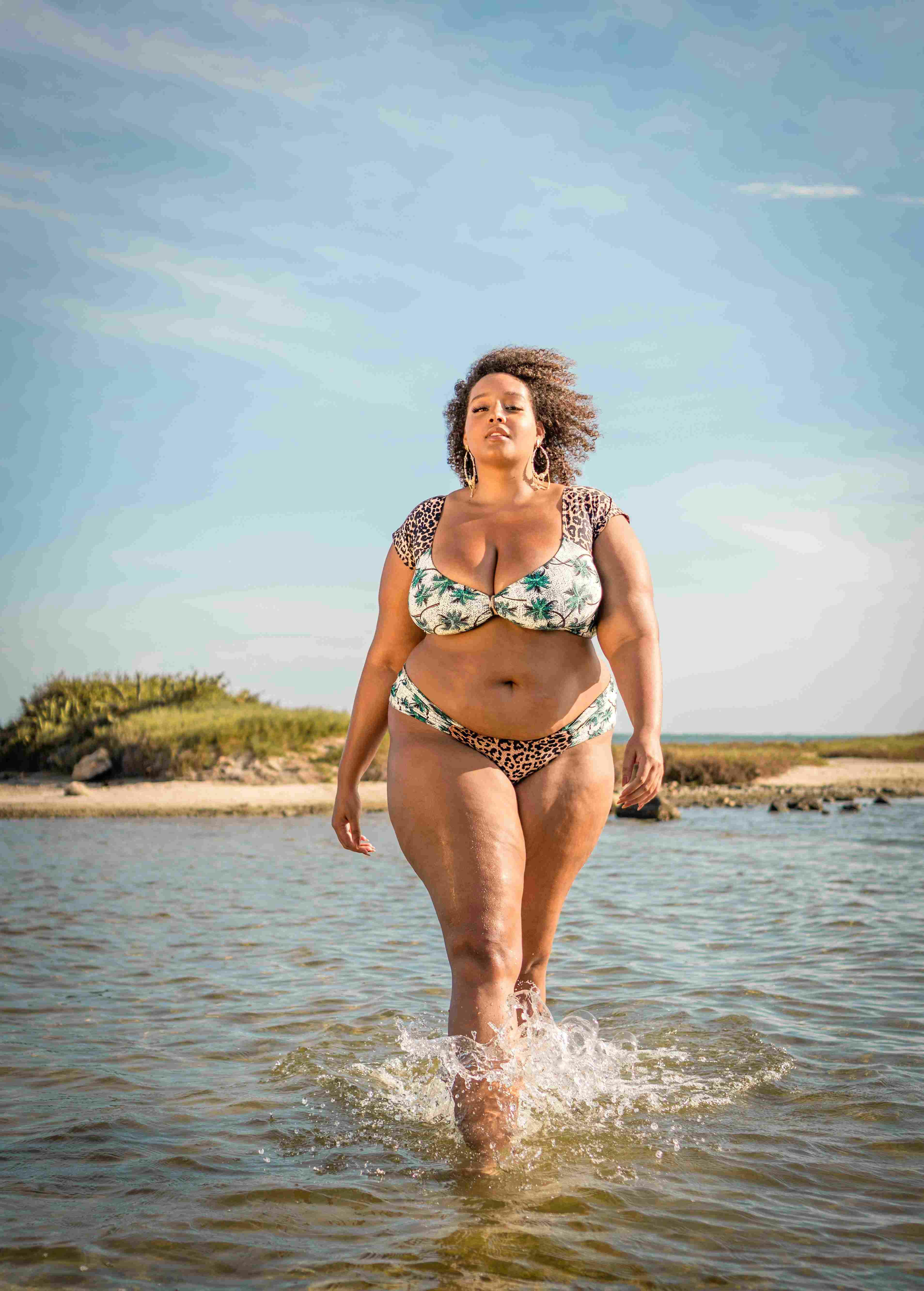 Conjunto biquíni plus size fio dental, com cropped e calcinha, do tamanho 46/48 ao 54/56. A calcinha é fio dental, extremamente confortável. Conjunto biquíni plus size fio dental, com cropped e calcinha, do tamanho 46/48 ao 54/56. A calcinha é fio dental, extremamente confortável.