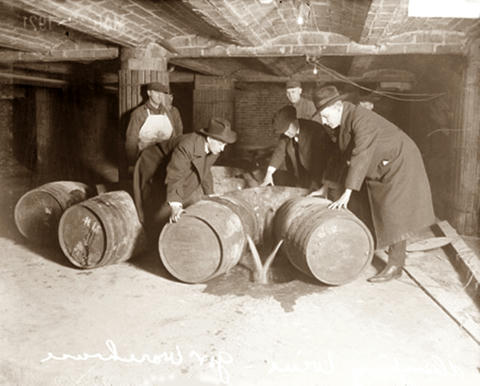 Agentes Federales de Estados Unidos derraman licor ilegal durante la prohibición del alcohol que se extendió de 1920 a 1933