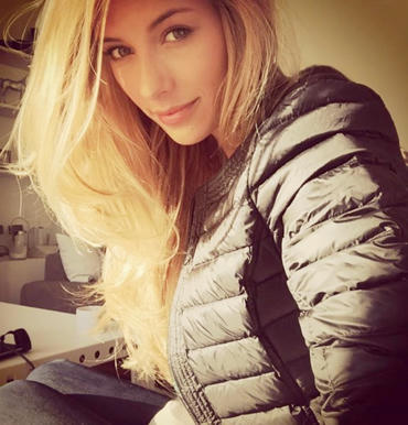 La-joven-Diana-Harkusha,-representa-dignamente-la-enorme,-legendaria-y-magnética-belleza-de-las-mujeres-ucranianas