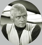  Coronel Edward Straker , comandante en jefe de SHADO, personaje de la serie televisiva británica de 1970 UFO, representado por el actor Ed Bishop