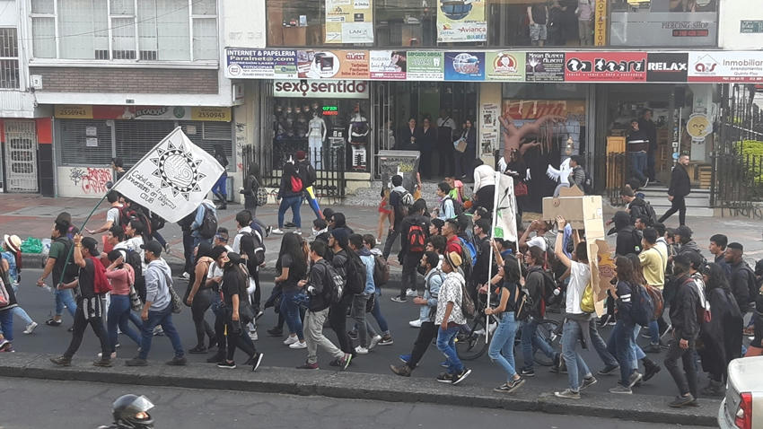 Marcha de estudiantes en nueva oleada de inconformidad social en Colombia