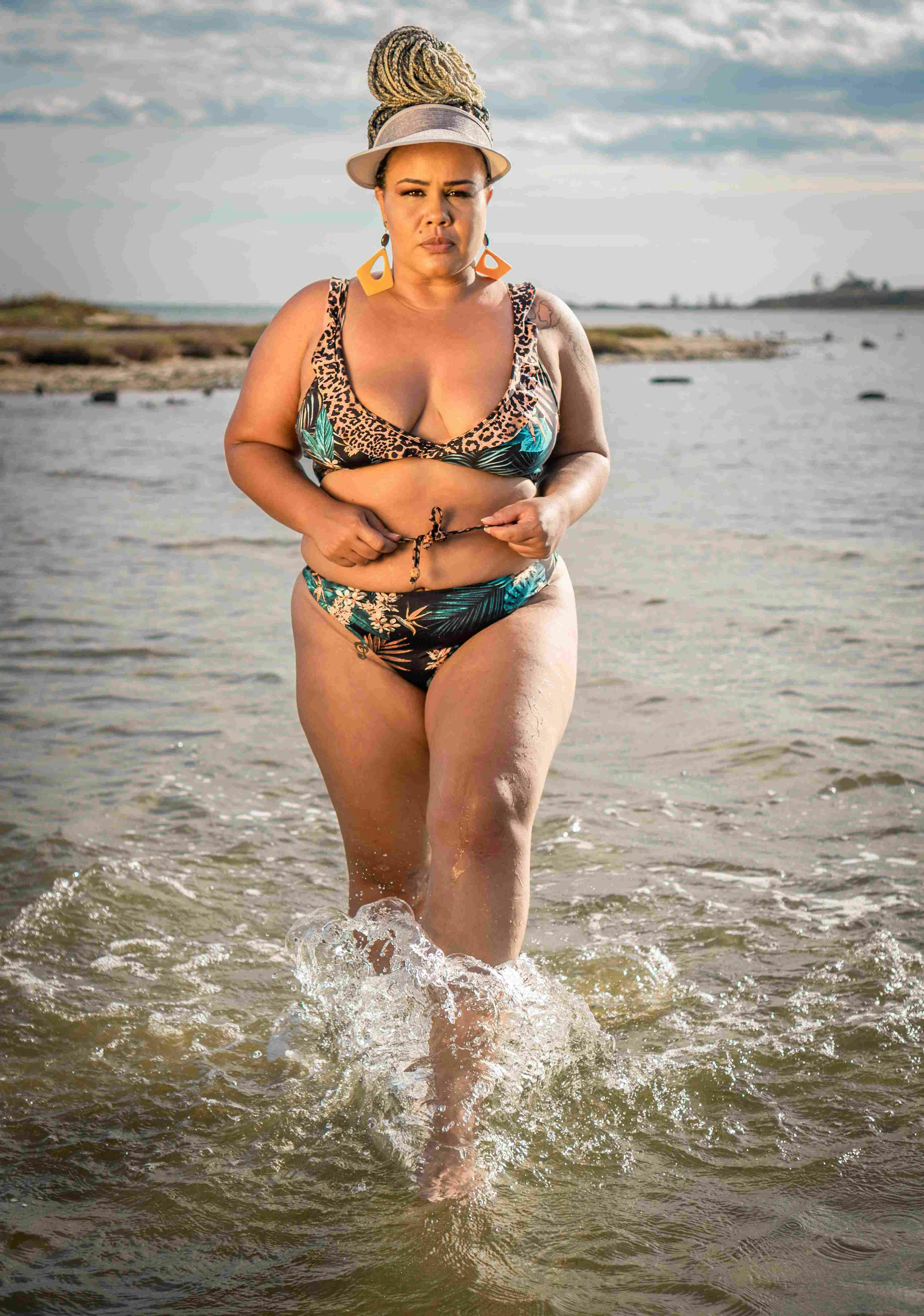 Biquíni plus size – Conjunto Calcinha e sutiã – Modelo Musa – Estampa coqueiro com detalhes animal print