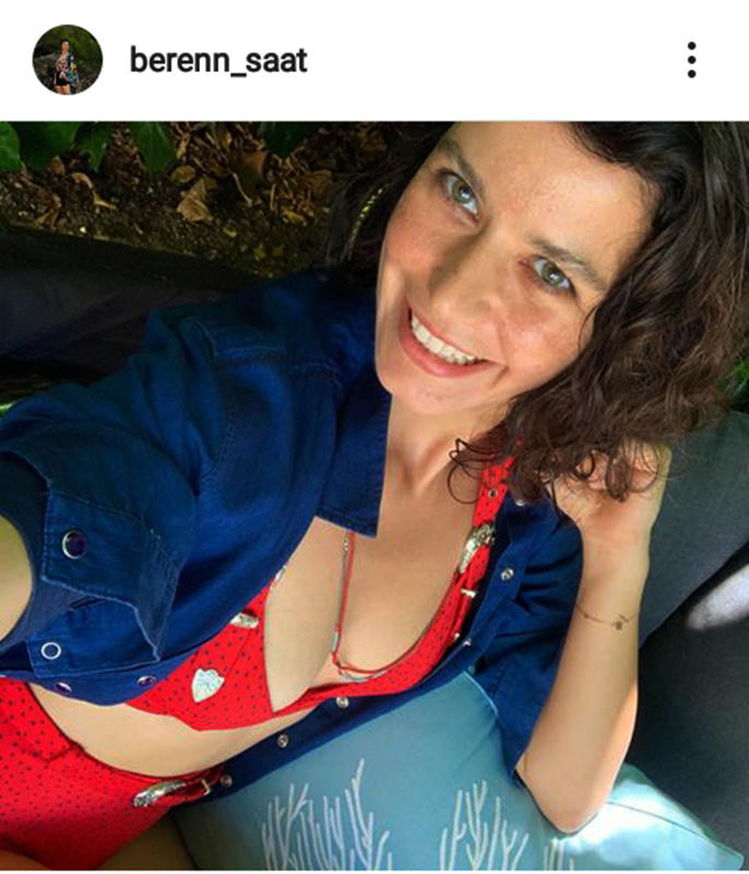  Beren Saat, divorciada, con serie en Netflix y en bikini