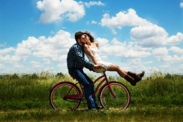 El bizarro universo de la Internet: La mujer que simuló en las Redes un noviazgo