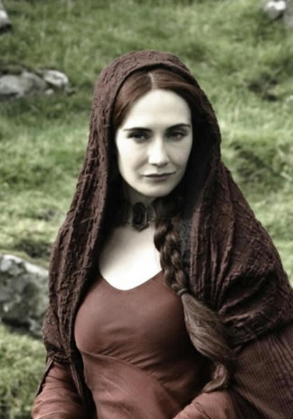  Maeve, Reina de las Hadas, y la actriz Carice van Houten encarnando a Melisandre de Asshai 