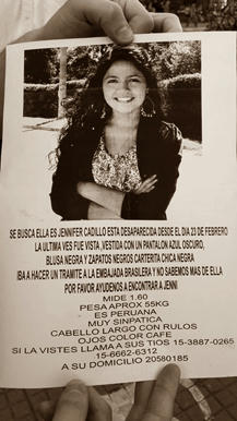 A parte de acudir ante diferentes medios de comunicación buscando dar a conocer su historia, la familia de Jennifer empezó a repartir carteles con la foto de la chica, y también acudieron ante el Consulado del Perú, buscando la ayuda de su gobierno
