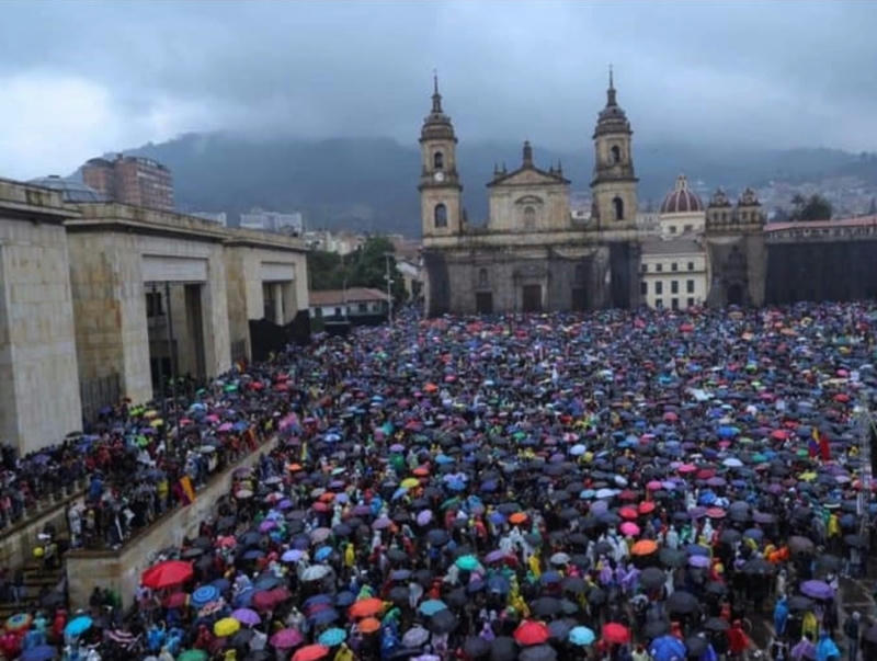  En el día ríos humanos marcharon en el Paro Nacional, en la noche vecinos salieron a la calle con cacerolas 