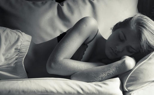 Robert-Phipps,-un-experto-en-lenguaje-corporal,-ha-estudiado-las-cuatro-posiciones-para-dormir-más-comunes-para-determinar-la-forma-en-que-refleja-la-personalidad-de-una-persona-y-de-ver-la-vida