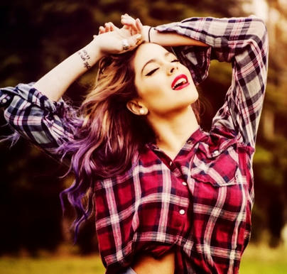  Se llama Martina Alejandra Stoessel Muzlera, y nació el 21 de marzo de 1997, en Buenos Aires, Argentina, siendo mejor conocida como Martina Stoessel 