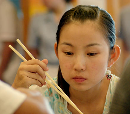 Una-de-las-razones-para-que-los-chinos-optaran-por-comer-con-palillos-de-madera,-fue-la-contraposición-con-la-violencia-de-los-cuchillos-de-metal-los-que-fueron-relegados-a-la-cocina-para-cortar-los-alimentos