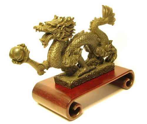 Escultura de metal de un dragón asiático, comprada en un mercado de antigüedades en Japón