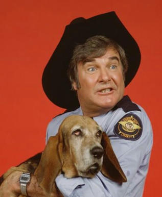 El-actor-James-Best-en-su-performance-del-Sheriff-Rosco-P.-Coltrane-en-Los-Dukes-de-Hazzard,-de-1985