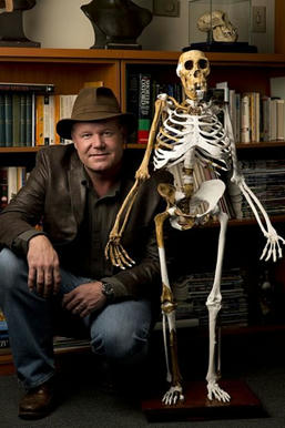 Paleoantropólogo, antropólogo físico y arqueólogo estadounidense Lee Rogers Berger, posando al lado de un modelo de sediba