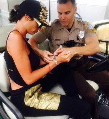  Ha trascendido en algunos medios que el arresto de Vicky Xipolitakis, en Miami, el pasado puente largo, sería un montaje y que el policía que se ve esposándola, realmente es un actor llamado Rey Hernández