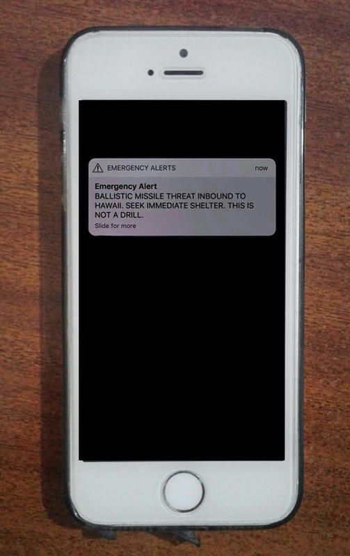  Autoridades lanzan por error alarma de ataque con misiles en Hawái 