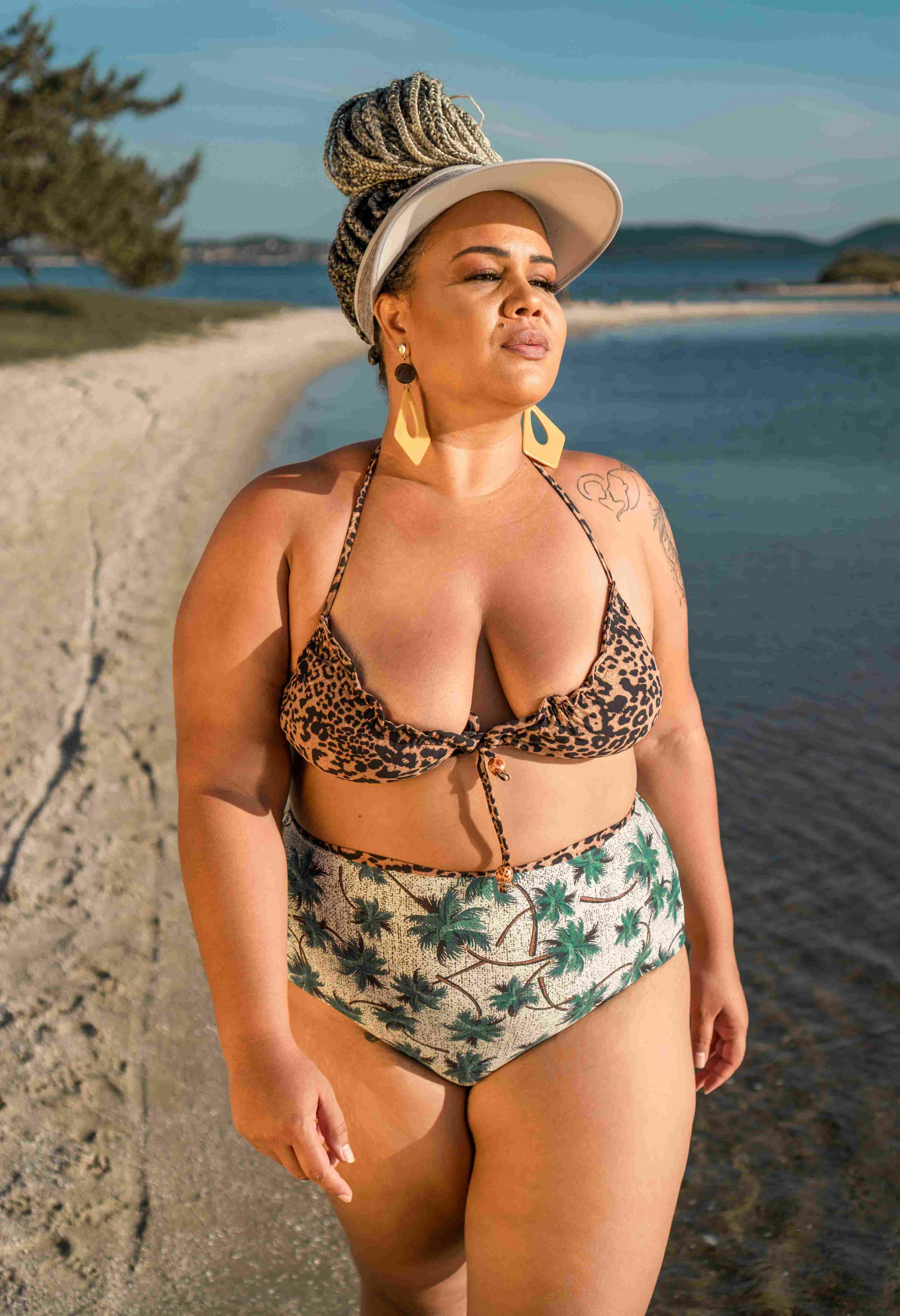 Biquíni plus size – Conjunto Sutiã e Calcinha – Modelo Maravilhosa – DUPLA FACE – Estampa coqueiro com detalhes animal print