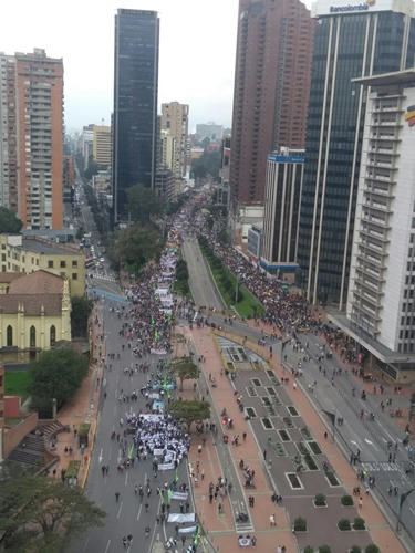  Nutrida marcha de protesta en Colombia 2