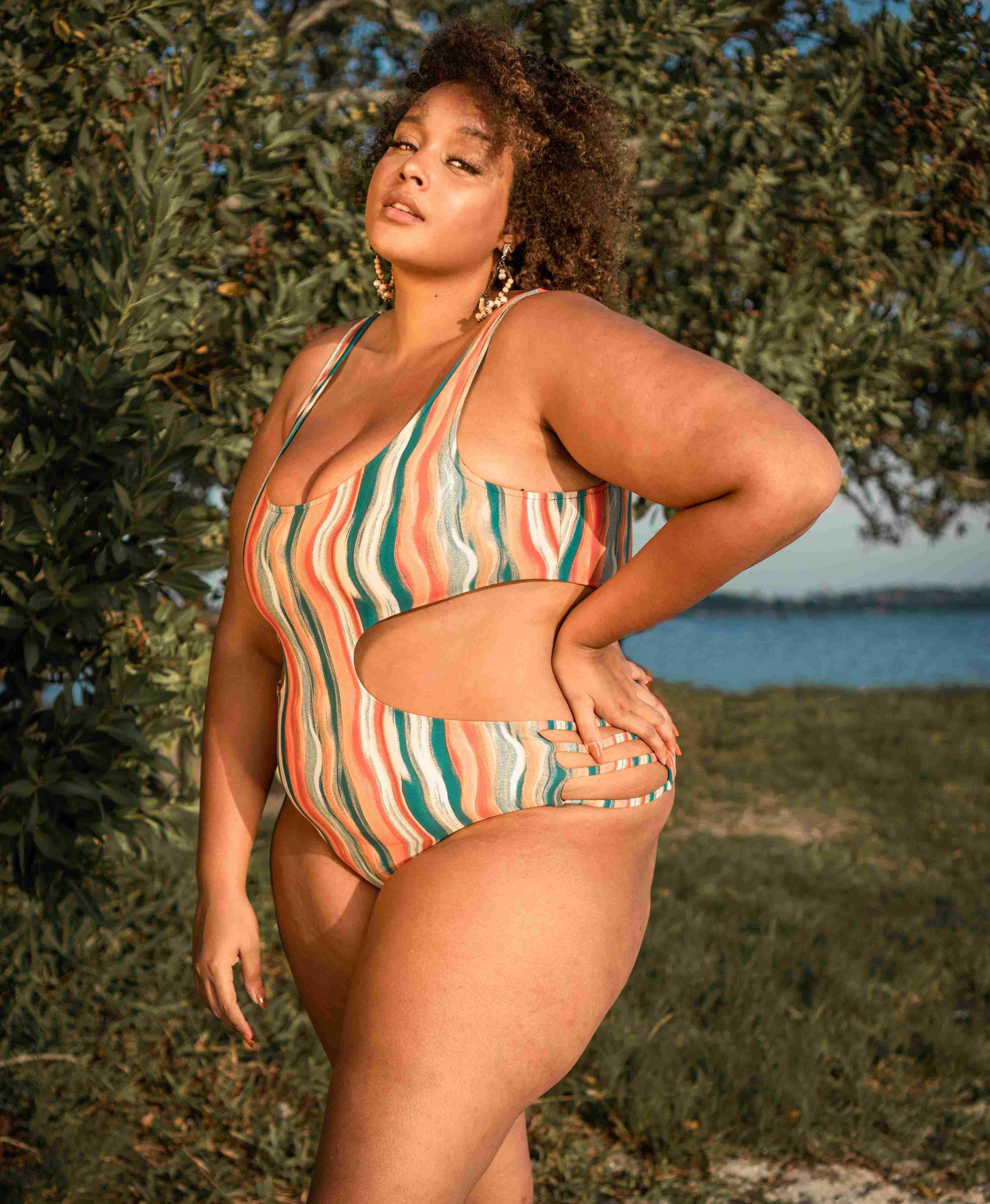 Maiô plus size – Modelo Perfeita – Estampa com listras coloridas