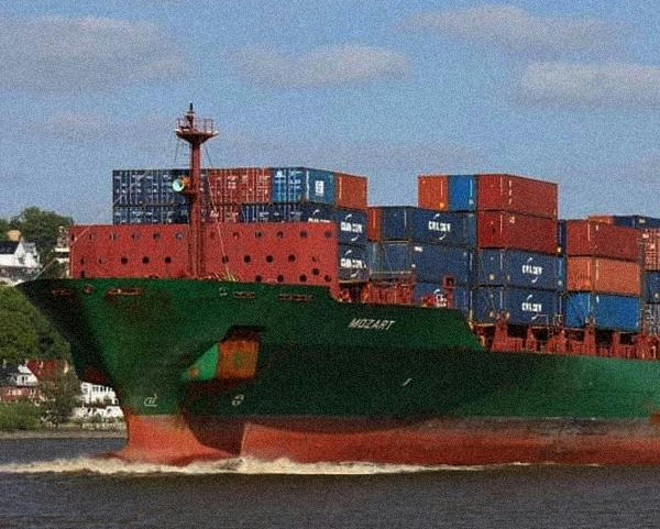  Ataque de piratas nigerianos contra barco carguero 