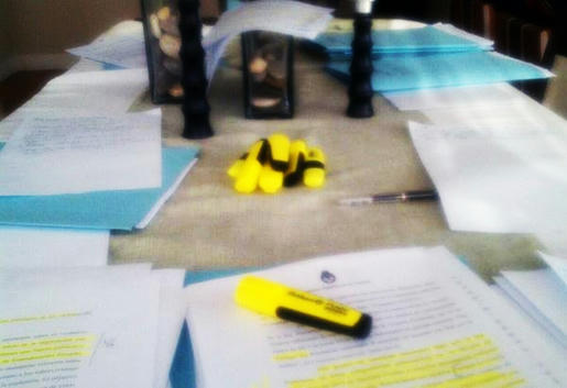  Una foto de su escritorio con los documentos que estaba estudiando y unos marcadores con los que había resaltado apartes de los textos 
