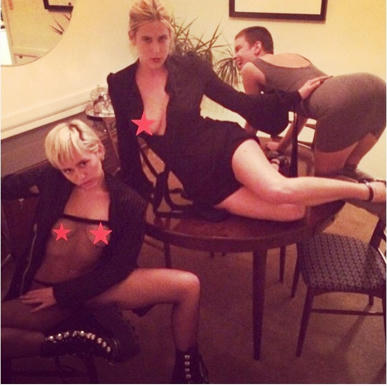  Miley,-Scout-y-Tallulah-en-su-provocativa-foto-en-Instagram