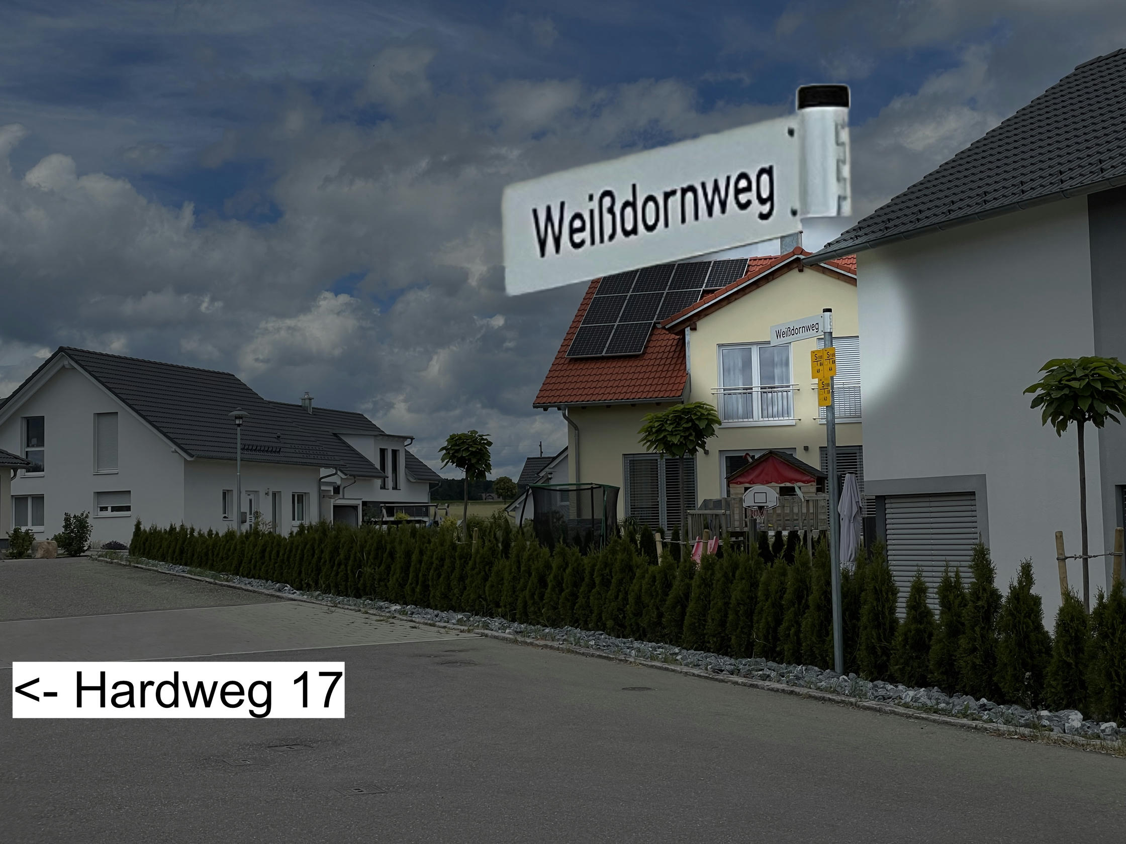 Foto aus Juli 2023 von der besagten Einmündung, ab der der "Weißdornweg" beginnt