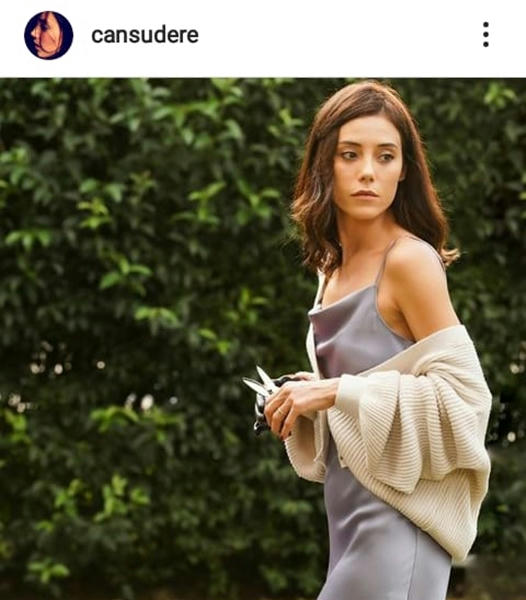  Cansu Dere 