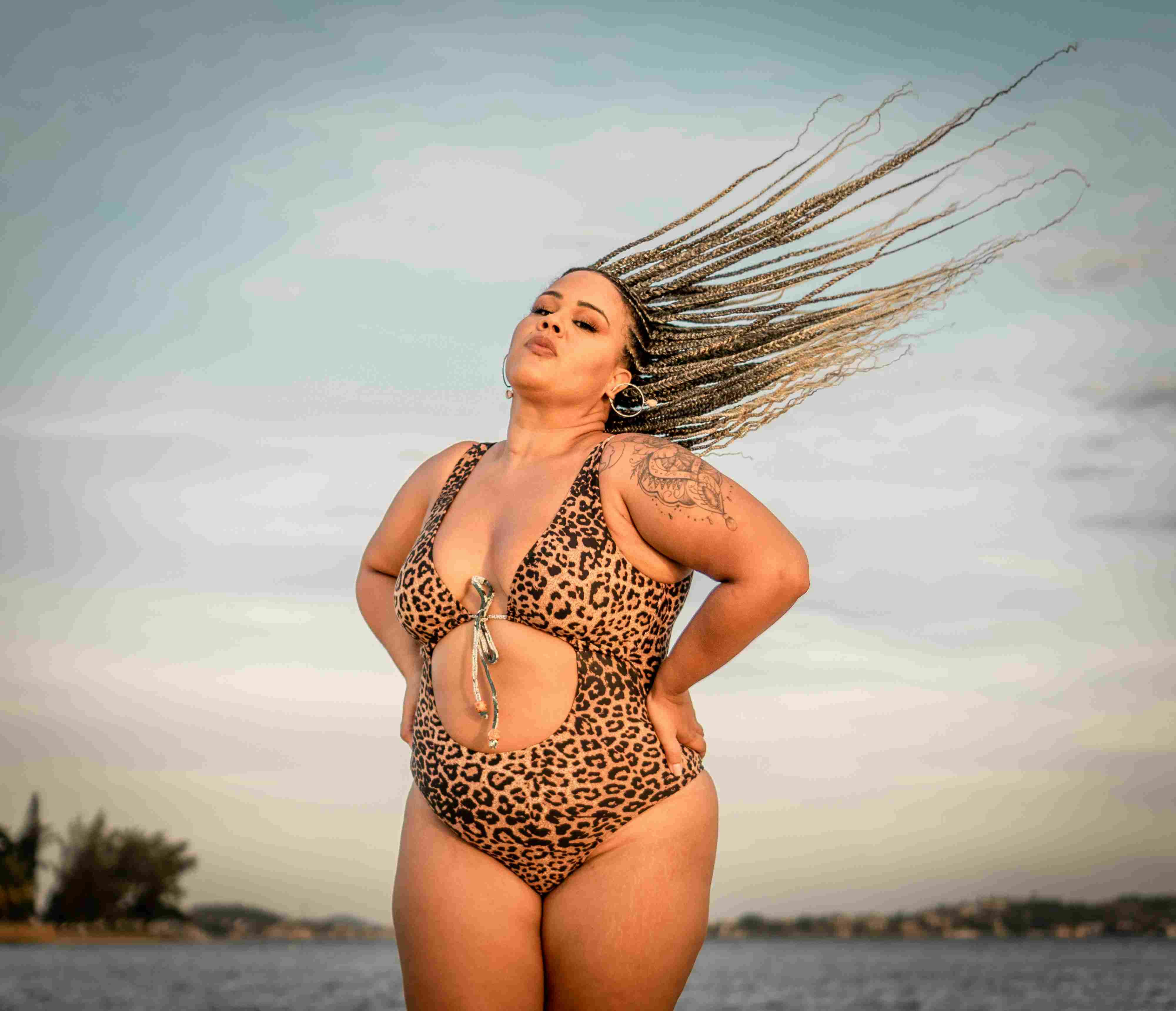 Maiô plus size, com decote aberto e amarração na frente. Do 46/48 ao 54/56. Produto premium, feito de plus size para plus size. Maiô plus size, com decote aberto e amarração na frente. Do 46/48 ao 54/56. Produto premium, feito de plus size para plus size.