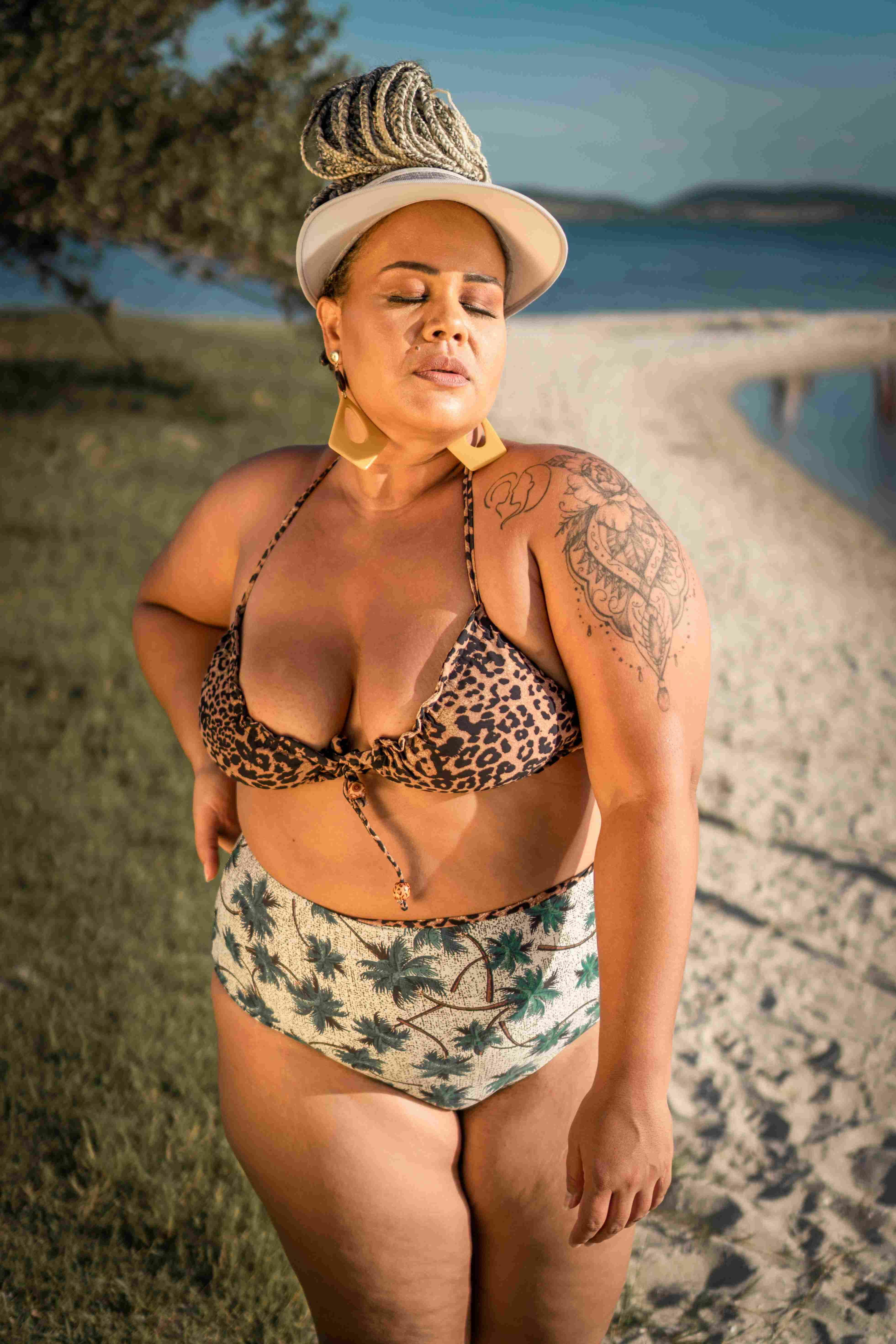 Conjunto biquíni plus size cortininha dupla face, composto de sutiã e calcinha hotpants. Do 46/48 ao 54/56. Conjunto biquíni plus size cortininha dupla face, composto de sutiã e calcinha hotpants. Do 46/48 ao 54/56.
