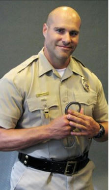  El policía que aparece esposando a la vedette Vicky Xipolitakis, sería el actor cubano Rey Hernández