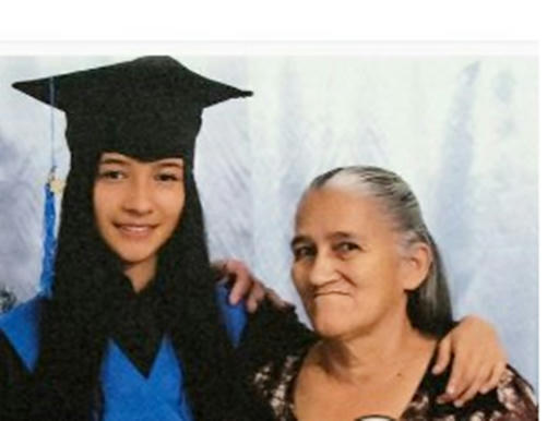  Rosa María Pavas de Cuervo, y su nieta, Paula Natalia Álvarez Cuervo, el día en que la jovencita se graduó de bachiller