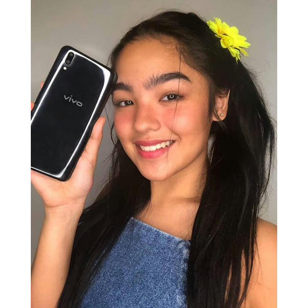 @blythe » Perfection on my hand with the new #VivoV9 @blythe » Perfection on my hand with the new #VivoV9